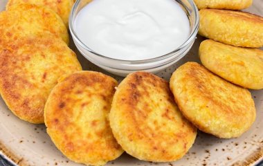 Якщо хочеться несолодких сирників: рецепт із кукурудзяним борошном
