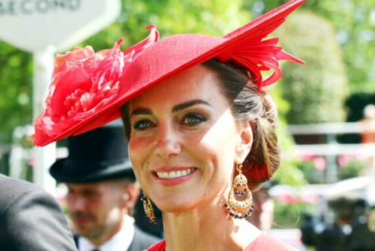 В красном платье с декольте и шляпе с цветами: Кейт Миддлтон произвела фурор на королевских скачках