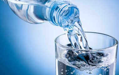 Дієтолог назвала небезпеку надмірного споживання мінеральної води