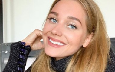 Кристина Асмус позировала в милом платье