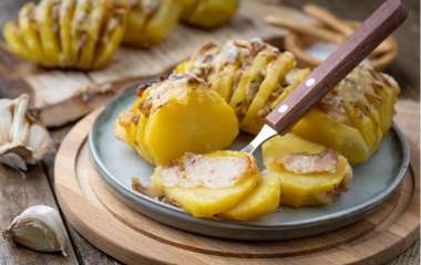 Готовим на мангале закуску с сюрпризом: рецепт картофеля с беконом