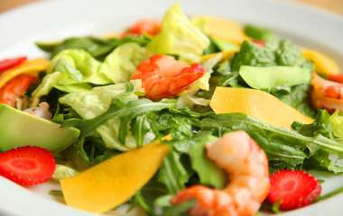 Салат из креветок и авокадо с соусом из шпината