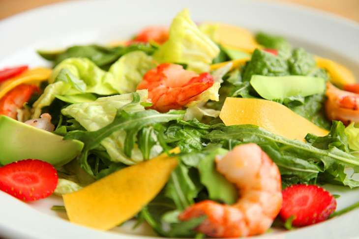 Салат из креветок и авокадо с соусом из шпината