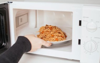 Дієтолог назвала не придатні для мікрохвильової печі продукти