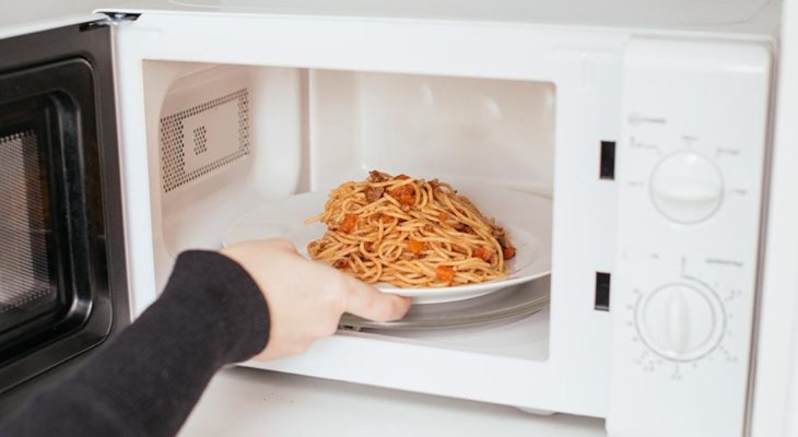 Дієтолог назвала не придатні для мікрохвильової печі продукти