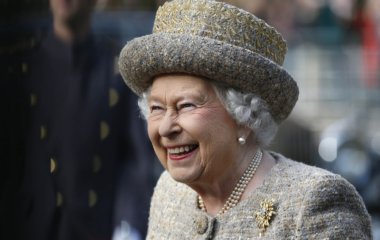 «Загорал с полуголыми красотками»: мужа внучки Елизаветы II подозревают в измене