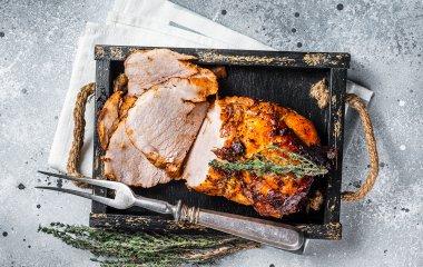 Вкусное и сочное мясо: рецепт свинины, запеченной в духовке