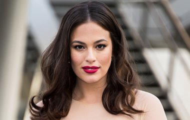 Топлес и в бикини: беременная Эшли Грэм поделилась отпускными кадрами  