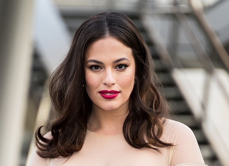 Топлес и в бикини: беременная Эшли Грэм поделилась отпускными кадрами  