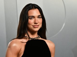 Дуа Ліпа приголомшила купівлею евакуаційного пікапа для ЗСУ: зірка у креативний спосіб зібрала кошти