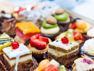 Почему тянет на сладкое: диетолог дала ответ