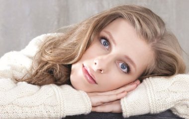 Лиза Арзамасова позировала в ярком комбинезоне