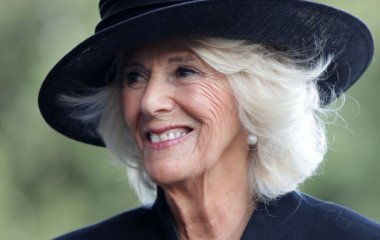 Королева-консорт Камилла надела изящное бархатное платье за 100 долларов