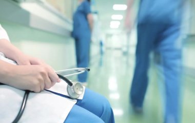 Лікар розповів, як надати першу допомогу при непритомності