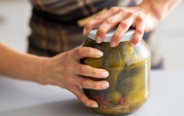 Топовые способы открыть банку с крышкой