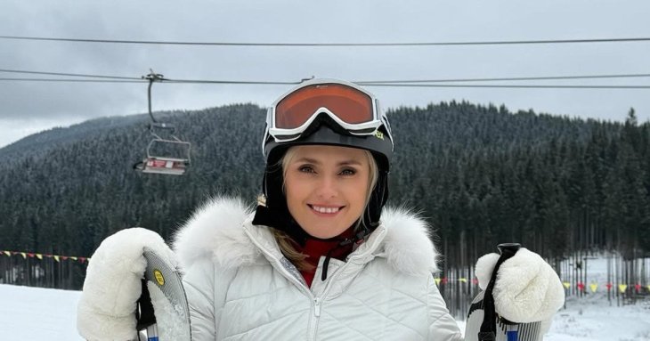 Ірина Федишин покаталася з батьками на лижах і зачарувала сімейними фото у зимовій казці