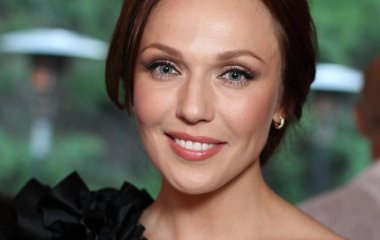 Альбина Джанабаева вышла в свет в платье-халате