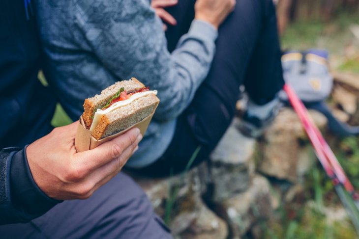 Дієтолог назвала найкращі продукти для дорожнього перекушування