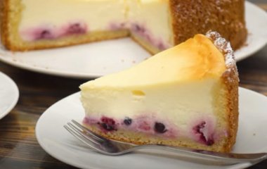 Идеальный летний десерт: как приготовить сметанник с ягодами