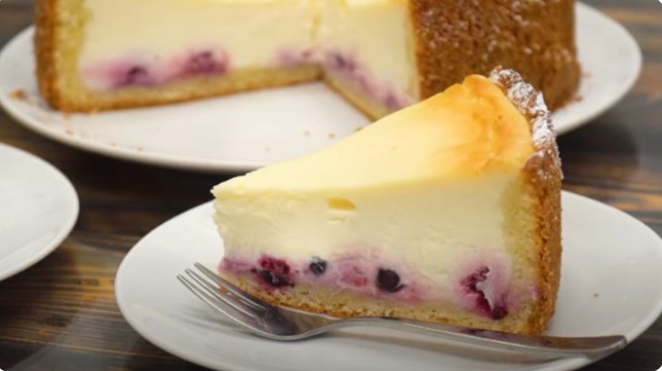 Идеальный летний десерт: как приготовить сметанник с ягодами