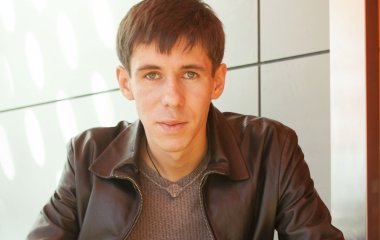 Странная женщина, сверкая промежностью, покусала Алексея Панина