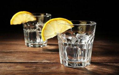 Вчені з'ясували, чому навіть холодний алкоголь обпалює горло