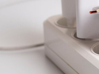 Чи потрібно витягати зарядку з розетки, коли вона не використовується: перевірка, факти та ризики