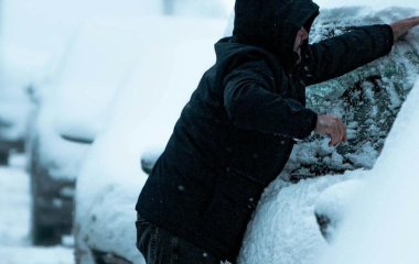 Як легко та безпечно відкрити двері чи замок автомобіля, якщо вони заклинили на морозі