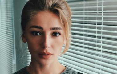 Анастасия Ивлеева блистала на красной дорожке в черном платье с высоким разрезом