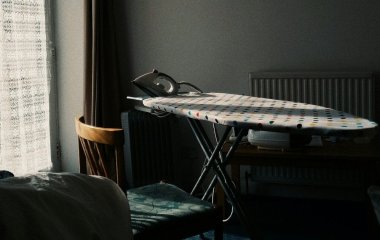Жодної праски: простий домашній засіб для ідеально гладкого льняного та бавовняного одягу