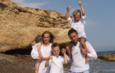 Счастливый Тарас Тополя показался с женой Alyosha и сыновьями, которые вернулись в Украину из США