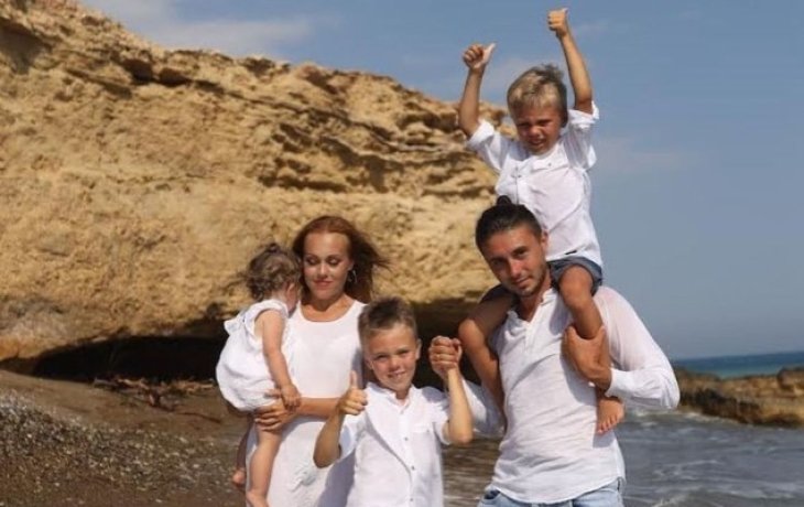 Счастливый Тарас Тополя показался с женой Alyosha и сыновьями, которые вернулись в Украину из США