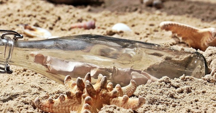 На березі моря виявили пляшку з посланням, яке сколихнуло соцмережі (фото)