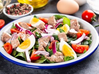 Салат с печенью трески: рецепт великолепной закуски