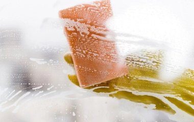 Як помити вікна в домашніх умовах до прозорості: лайфгак, який допоможе зробити їх прозорими