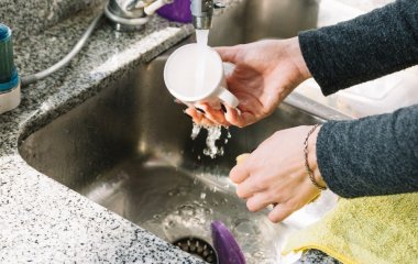 Що в жодному разі не можна зливати в раковину: про це не знають навіть досвідчені господині