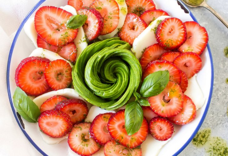 Рай для желудка и польза для фигуры: летний салат с клубникой