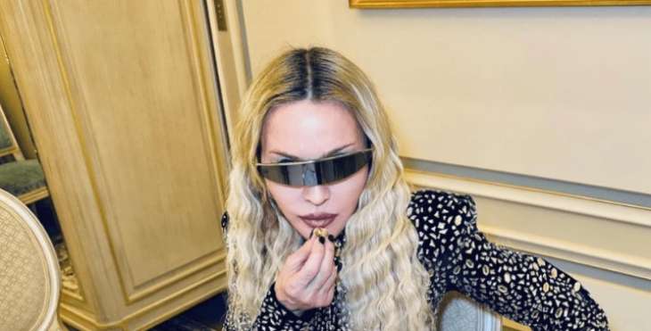 Мадонна показалась в футуристических очках на снимках из Парижа (фото)