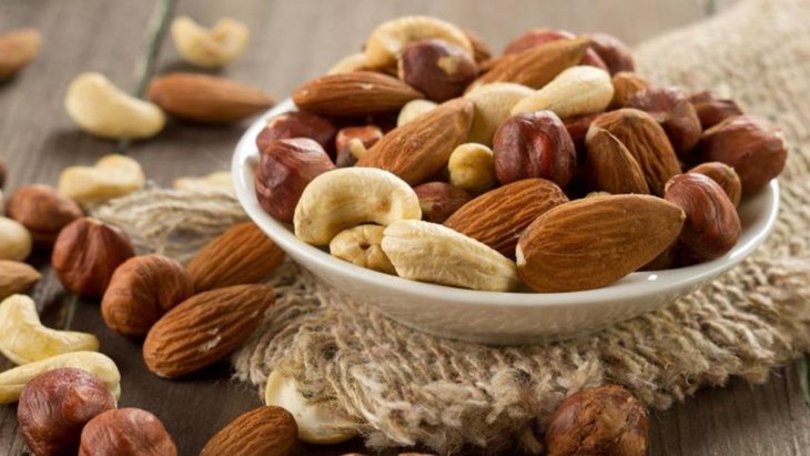 Достаточно калорийные: фитнес-тренер рассказал, можно ли есть орехи при похудении