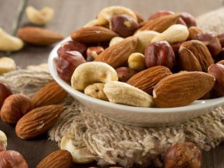 Достаточно калорийные: фитнес-тренер рассказал, можно ли есть орехи при похудении