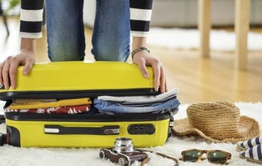 Чому досвідчені мандрівники завжди кладуть прищіпки у валізу: ось що вони знають, а початківці — ні