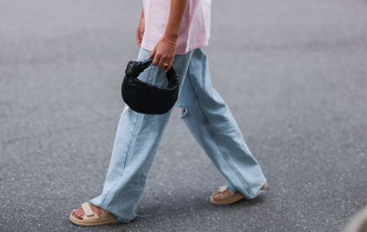 Какие джинсы мы будем носить осенью 2021: 5 трендовых моделей