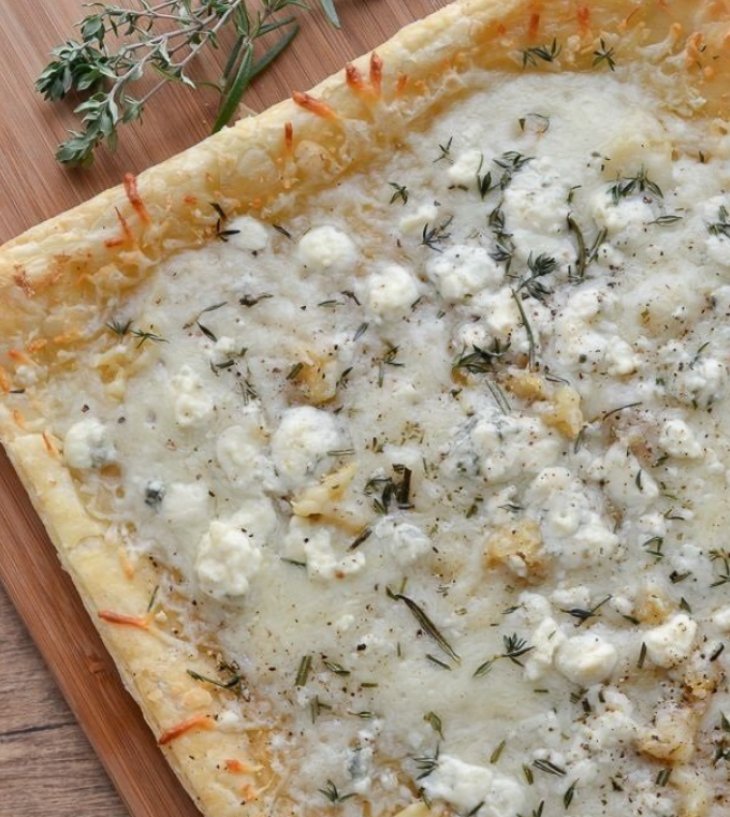 Флэтбред с чесноком и моцареллой