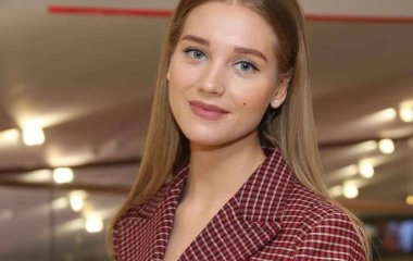 Кристина Асмус похвасталась стройными ножками в экстремальном мини