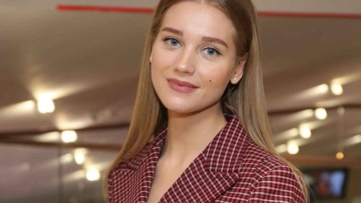 Кристина Асмус похвасталась стройными ножками в экстремальном мини