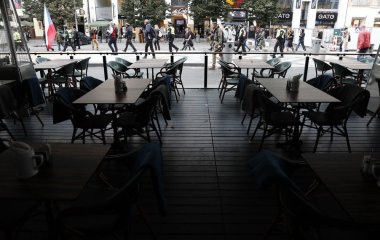 Незнайомка зібрала $320 000 для 81-річної офіціантки, яка не могла дозволити собі вийти на пенсію