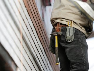 Чоловік зняв кухонну шафку і не повірив своїм очам: що ховалося за нею понад 40 років