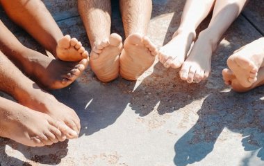 Подолог розповіла, як доглядати ноги влітку і не соромитися носити відкрите взуття
