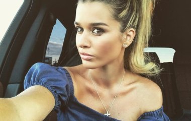 Ксения Бородина похвасталась стройным телом в купальнике