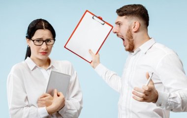 Жінку звільнили за те, що 6 разів пішла з роботи на хвилину раніше: вона виграла у суді
